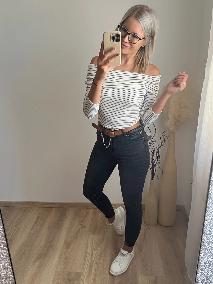 KITTI Csíkos Ejtett Vállú Felső