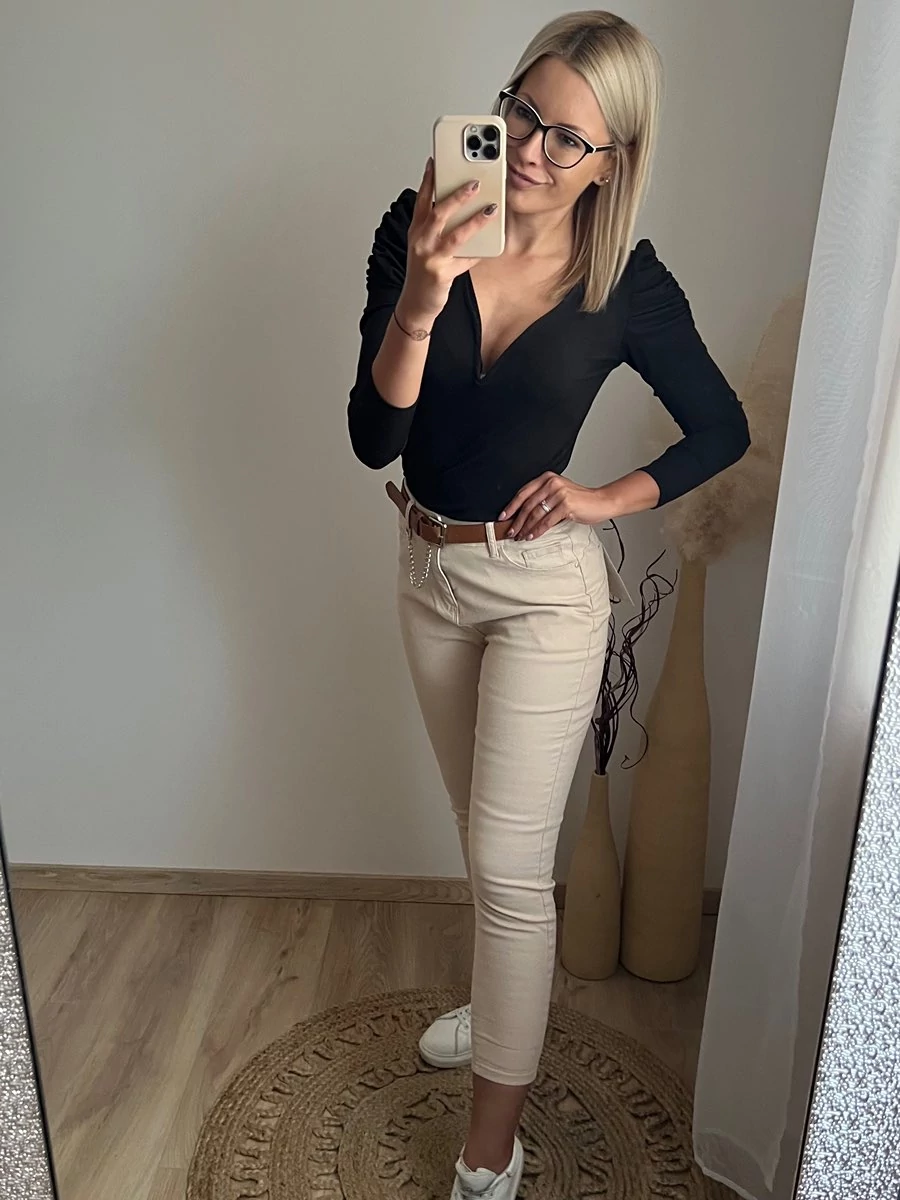 LINA Extrázott Vállú Felső